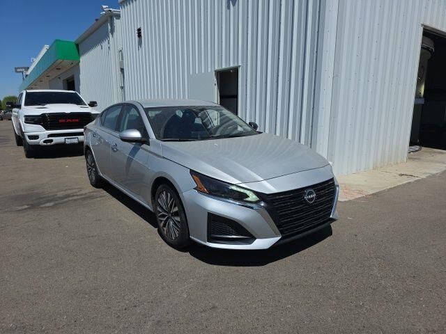 2024 Nissan Altima 2.5 SV — photo 1 of 33
