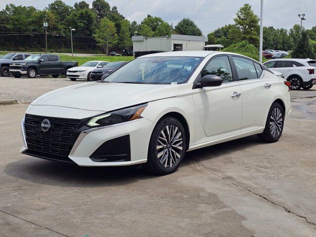 2025 Nissan Altima SV — photo 1 of 13