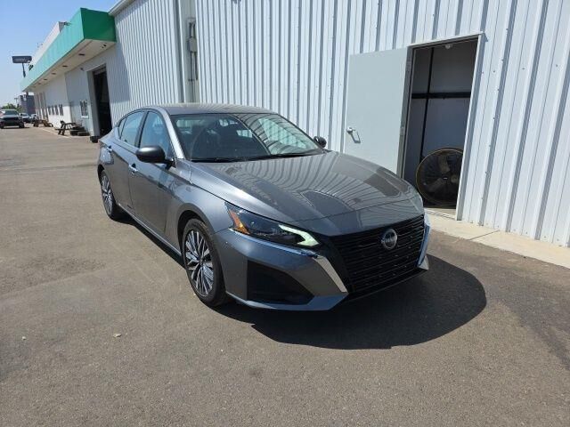 2025 Nissan Altima 2.5 SV — photo 1 of 10