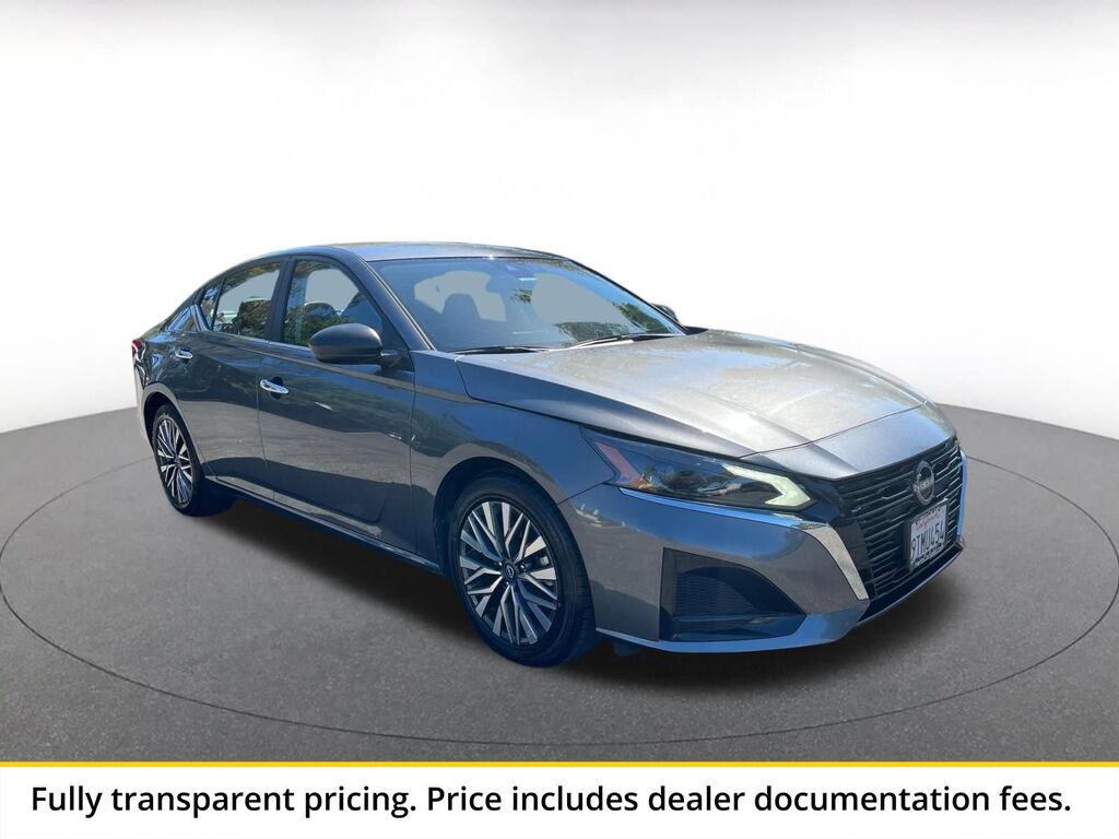 2025 Nissan Altima SV — photo 1 of 13