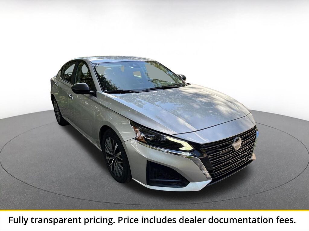 2025 Nissan Altima SV — photo 1 of 13
