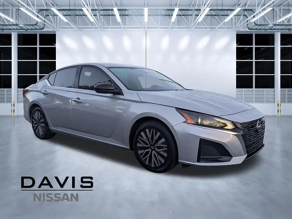 2024 Nissan Altima 2.5 SV — photo 1 of 13