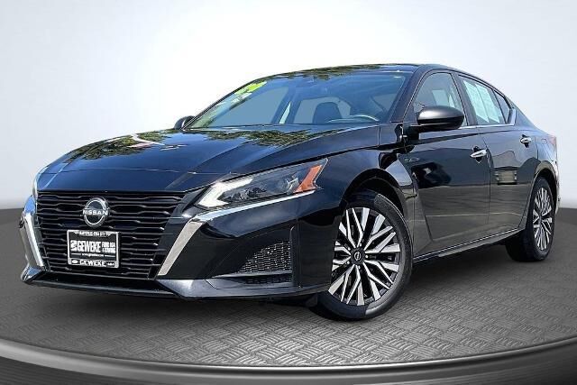 2024 Nissan Altima 2.5 SV — photo 1 of 13