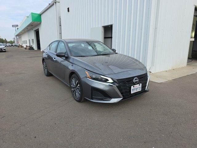 2025 Nissan Altima 2.5 SV — photo 1 of 15