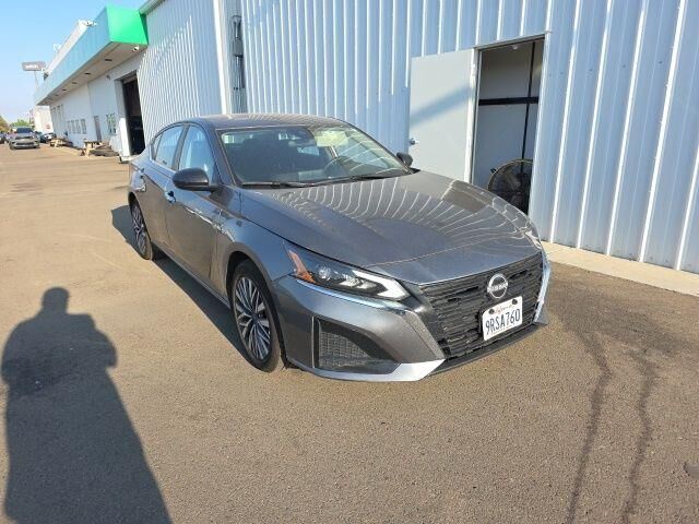 2025 Nissan Altima 2.5 SV — photo 1 of 10