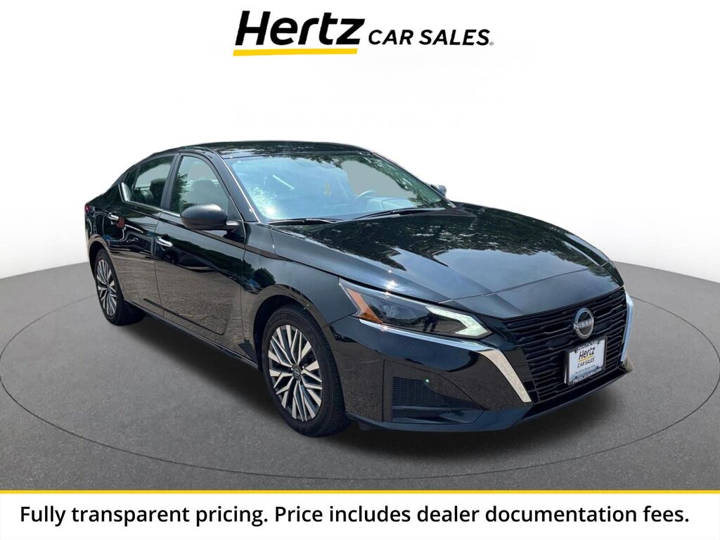 2025 Nissan Altima SV — photo 1 of 13