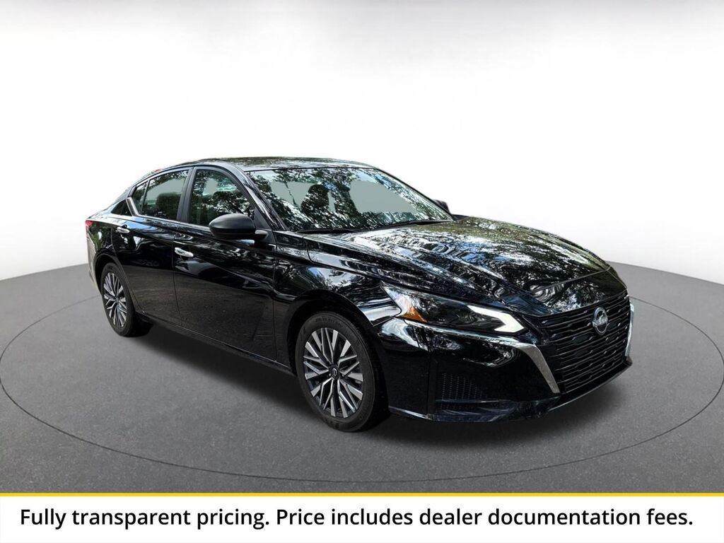 2025 Nissan Altima SV — photo 1 of 13
