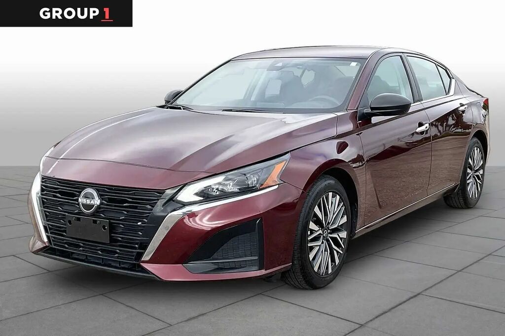 2025 Nissan Altima 2.5 SV — photo 1 of 13