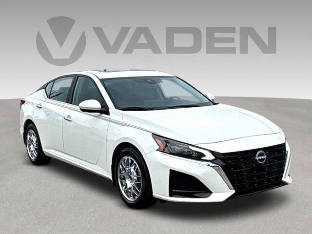 2025 Nissan Altima 2.5 SV — photo 1 of 13