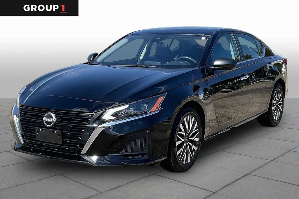 2025 Nissan Altima 2.5 SV — photo 1 of 13