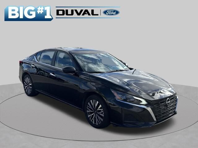 2025 Nissan Altima 2.5 SV — photo 1 of 14