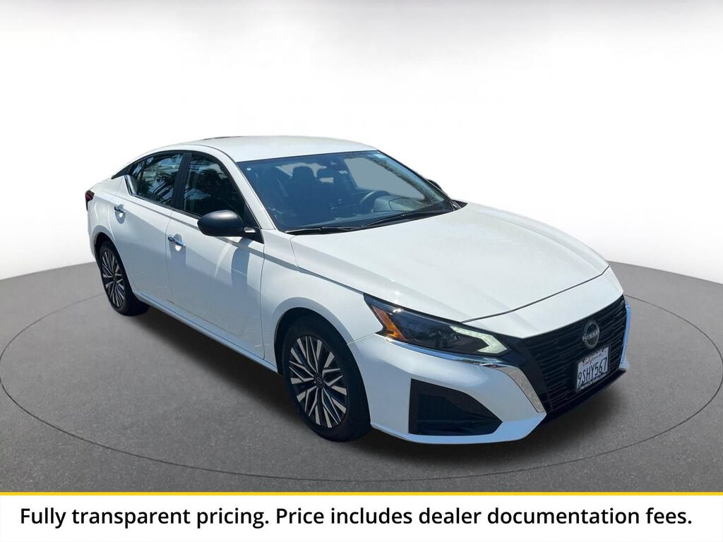 2025 Nissan Altima SV — photo 1 of 13