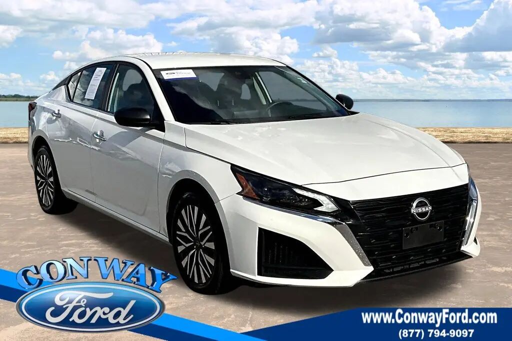 2025 Nissan Altima 2.5 SV — photo 1 of 13