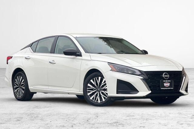 2025 Nissan Altima 2.5 SV — photo 1 of 28