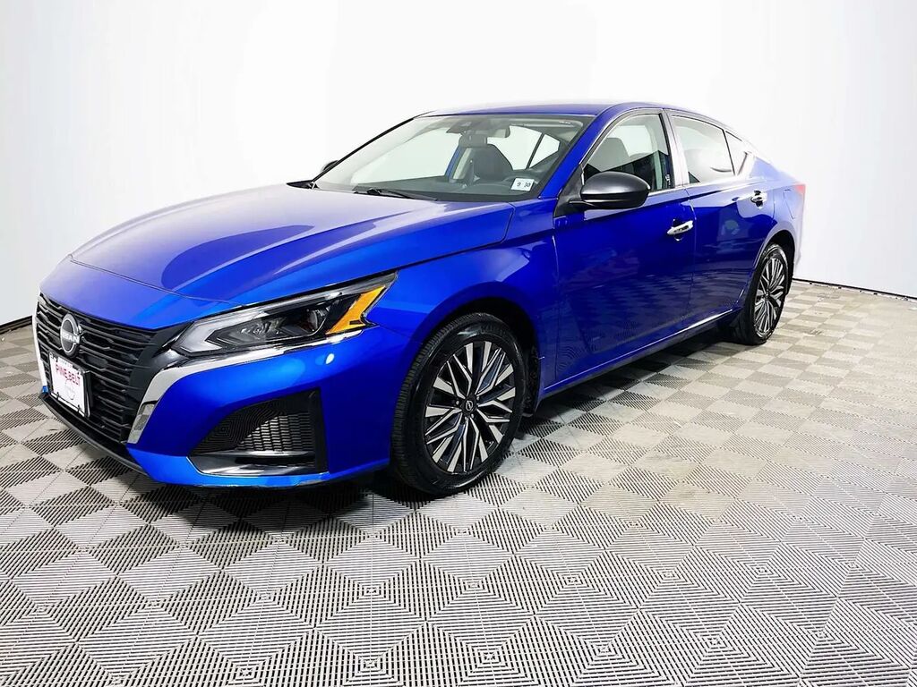 2025 Nissan Altima 2.5 SV — photo 1 of 13