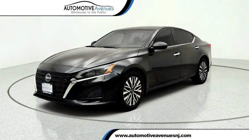 2024 Nissan Altima 2.5 SV — photo 1 of 13
