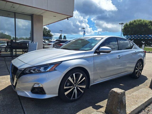 2021 Nissan Altima 2.5 Platinum — photo 1 of 5