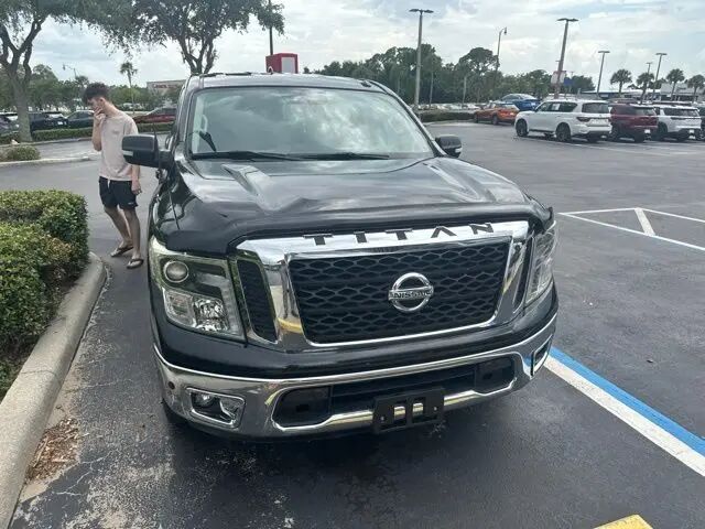 2017 Nissan Titan SL — photo 1 of 12