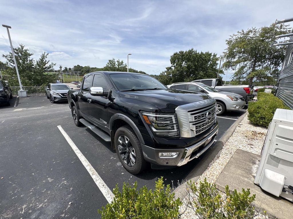 2023 Nissan Titan — photo 1 of 8