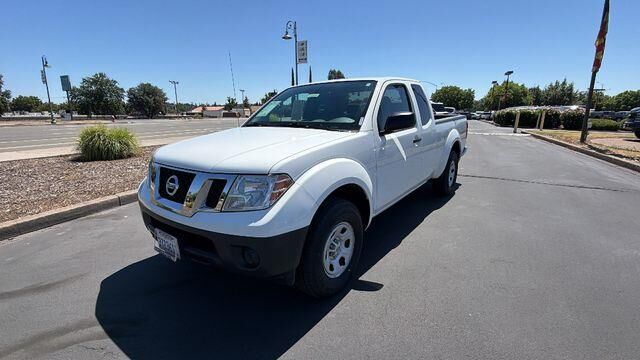 2015 Nissan Frontier S — photo 1 of 13