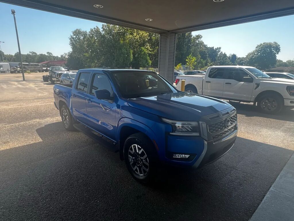 2025 Nissan Frontier SL — photo 1 of 13
