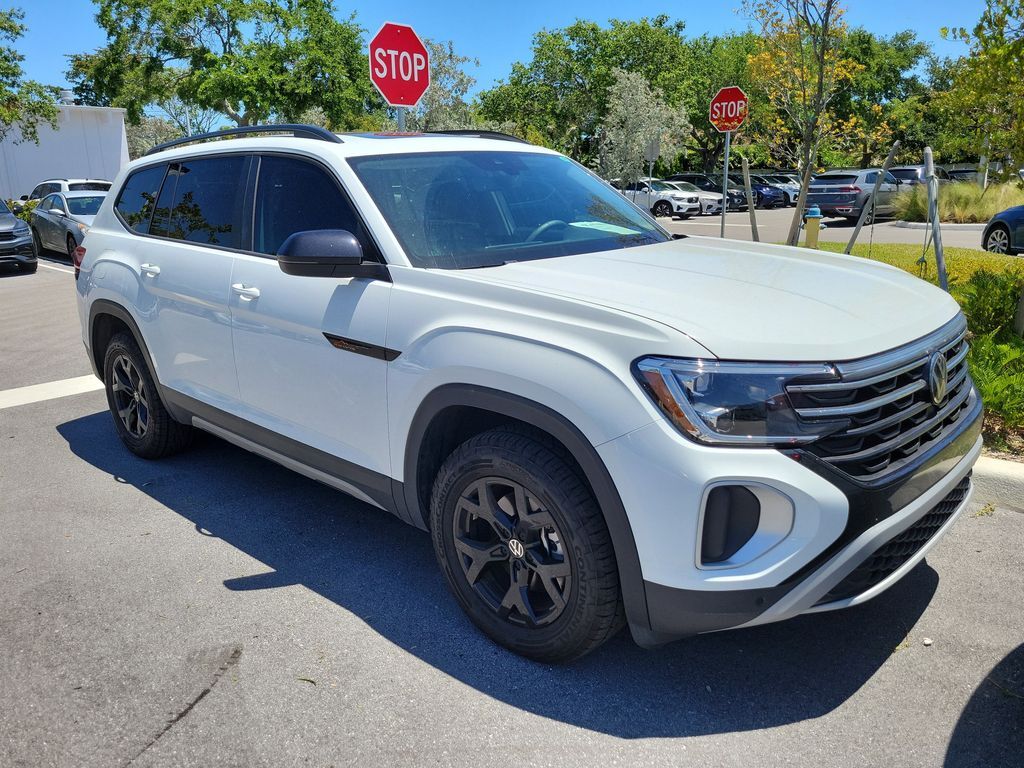 2024 Volkswagen Atlas 2.0T Peak Edition SE w/Technol — photo 1 of 13