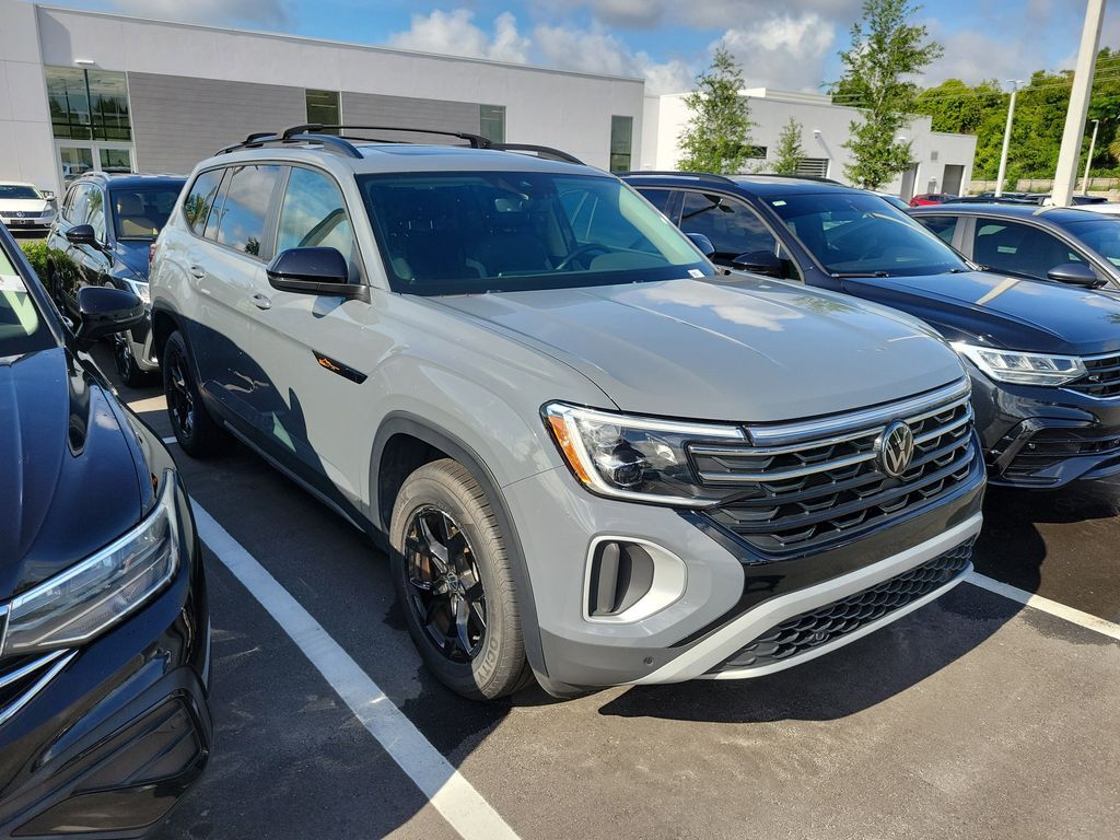 2024 Volkswagen Atlas 2.0T Peak Edition SE w/Technol — photo 1 of 2