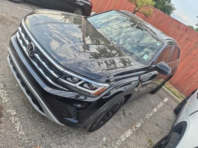 2022 Volkswagen Atlas Cross Sport SE 4Motion — photo 1 of 12