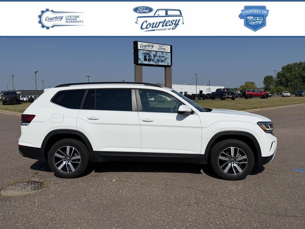 2022 Volkswagen Atlas SE 4Motion — photo 1 of 15