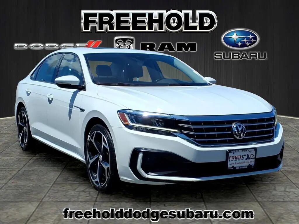 2020 Volkswagen Passat R-Line — photo 1 of 13