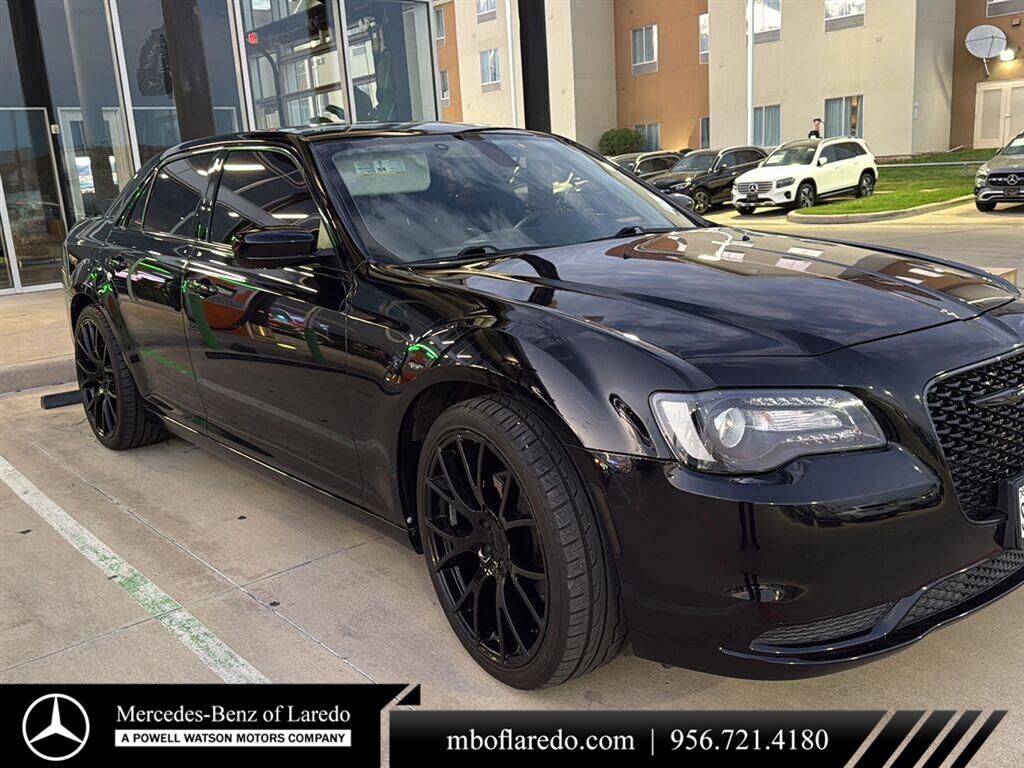 2023 Chrysler 300 Touring — photo 1 of 5