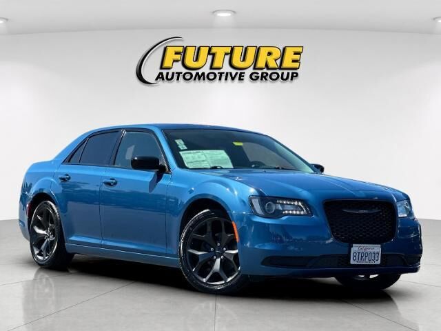 2020 Chrysler 300 Touring — photo 1 of 26