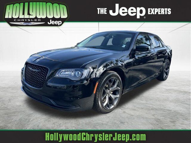 2021 Chrysler 300 Touring — photo 1 of 26