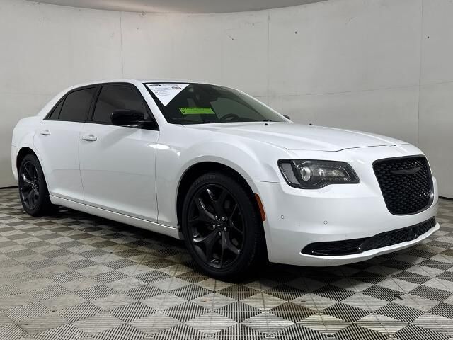 2023 Chrysler 300 Touring — photo 1 of 13