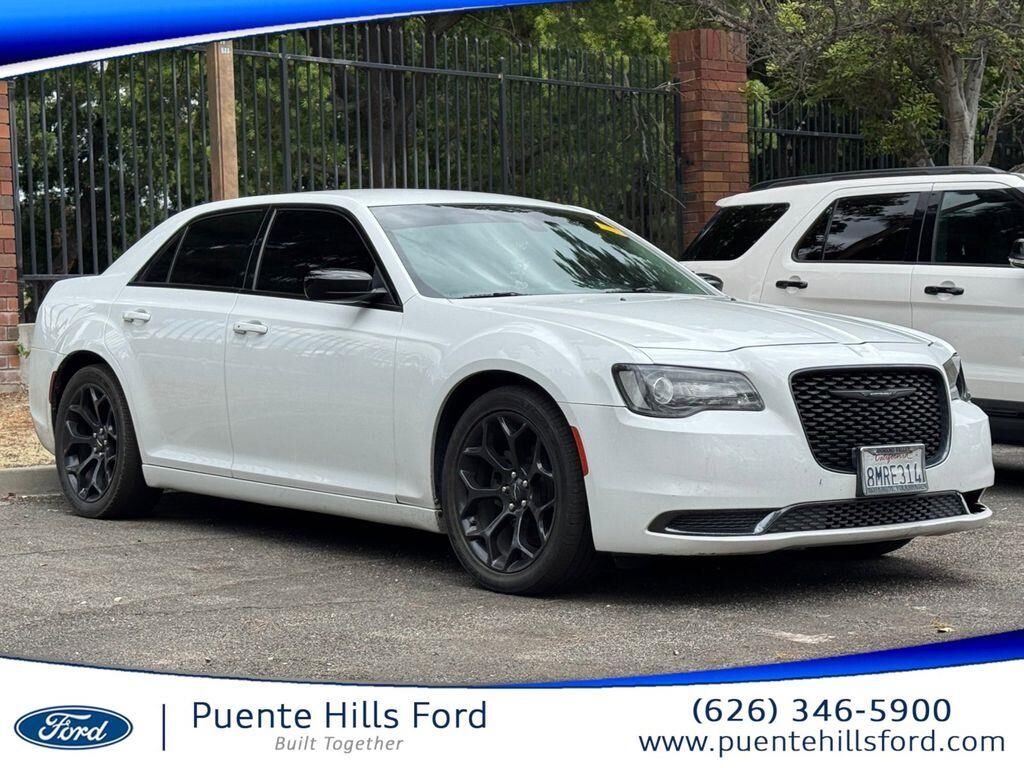 2019 Chrysler 300 Touring — photo 1 of 1