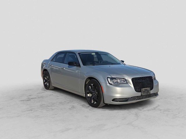 2023 Chrysler 300 Touring — photo 1 of 12