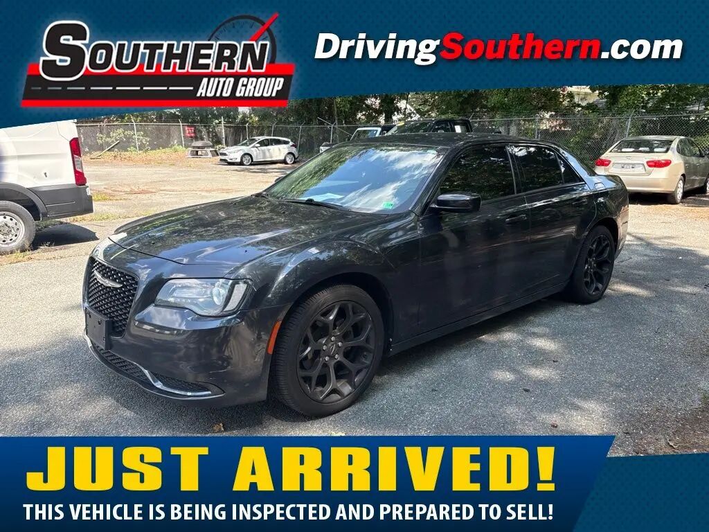 2019 Chrysler 300 Touring — photo 1 of 19