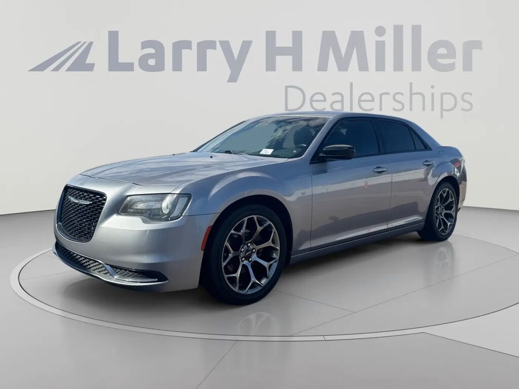 2018 Chrysler 300 Touring — photo 1 of 13