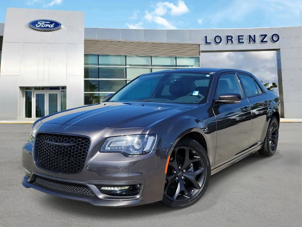 2023 Chrysler 300 Touring L — photo 1 of 13