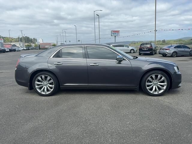 2019 Chrysler 300 Limited — photo 1 of 11