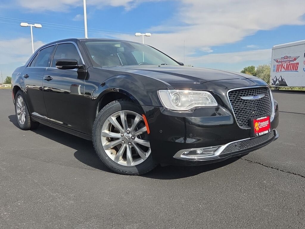 2020 Chrysler 300 Touring — photo 1 of 13