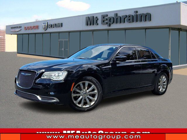 2019 Chrysler 300 Touring — photo 1 of 13