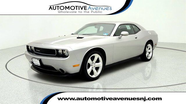 2013 Dodge Challenger SXT — photo 1 of 2