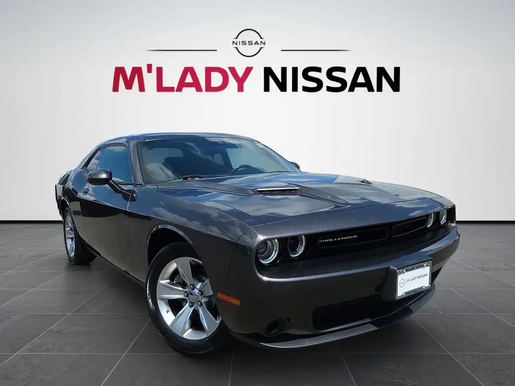 2022 Dodge Challenger SXT — photo 1 of 12
