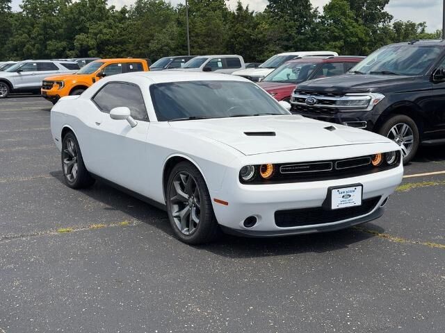 2016 Dodge Challenger SXT — photo 1 of 13