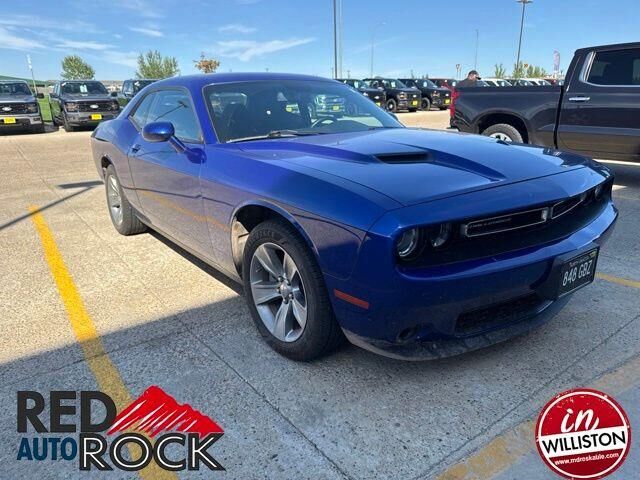 2022 Dodge Challenger SXT — photo 1 of 8