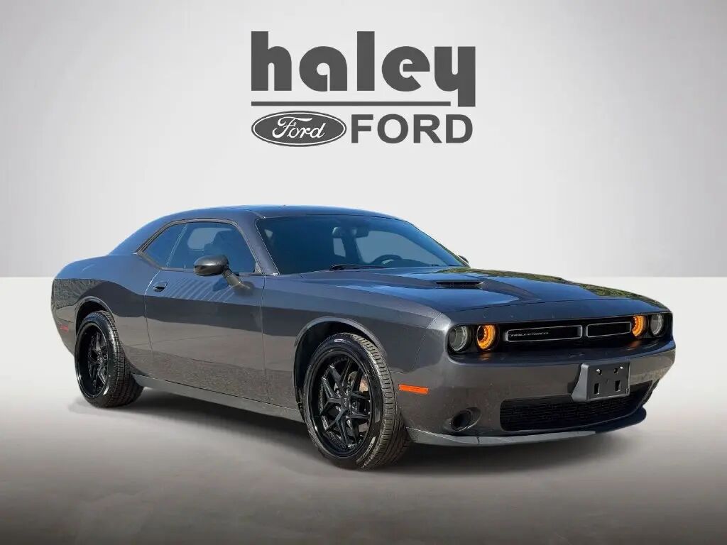 2016 Dodge Challenger SXT — photo 1 of 13