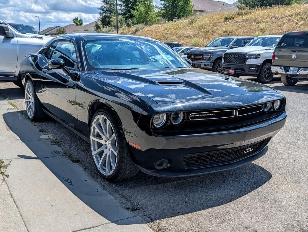 2017 Dodge Challenger SXT — photo 1 of 11