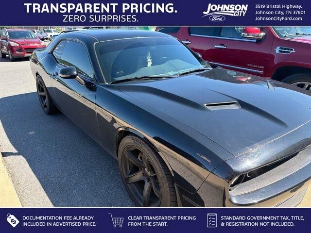 2017 Dodge Challenger SXT — photo 1 of 1