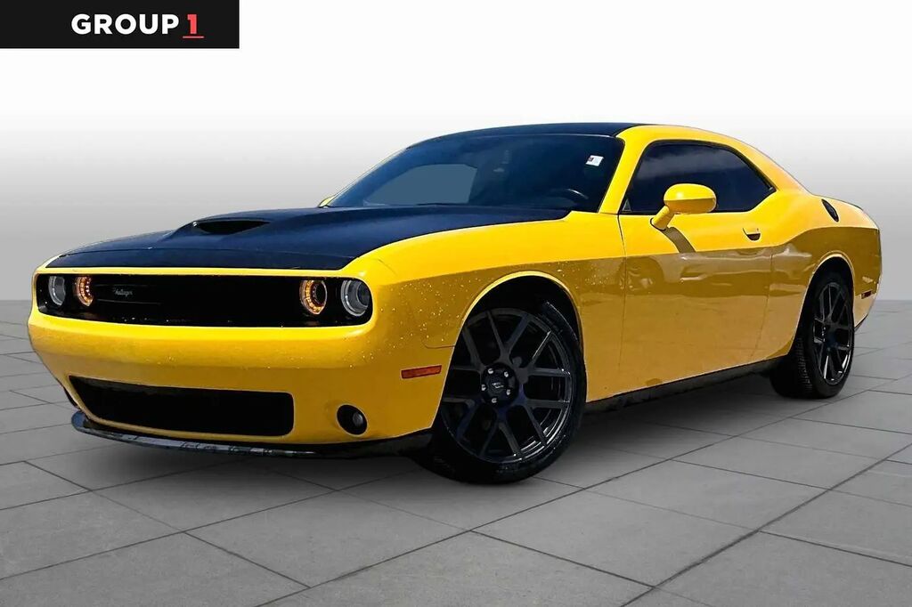2017 Dodge Challenger R/T — photo 1 of 30